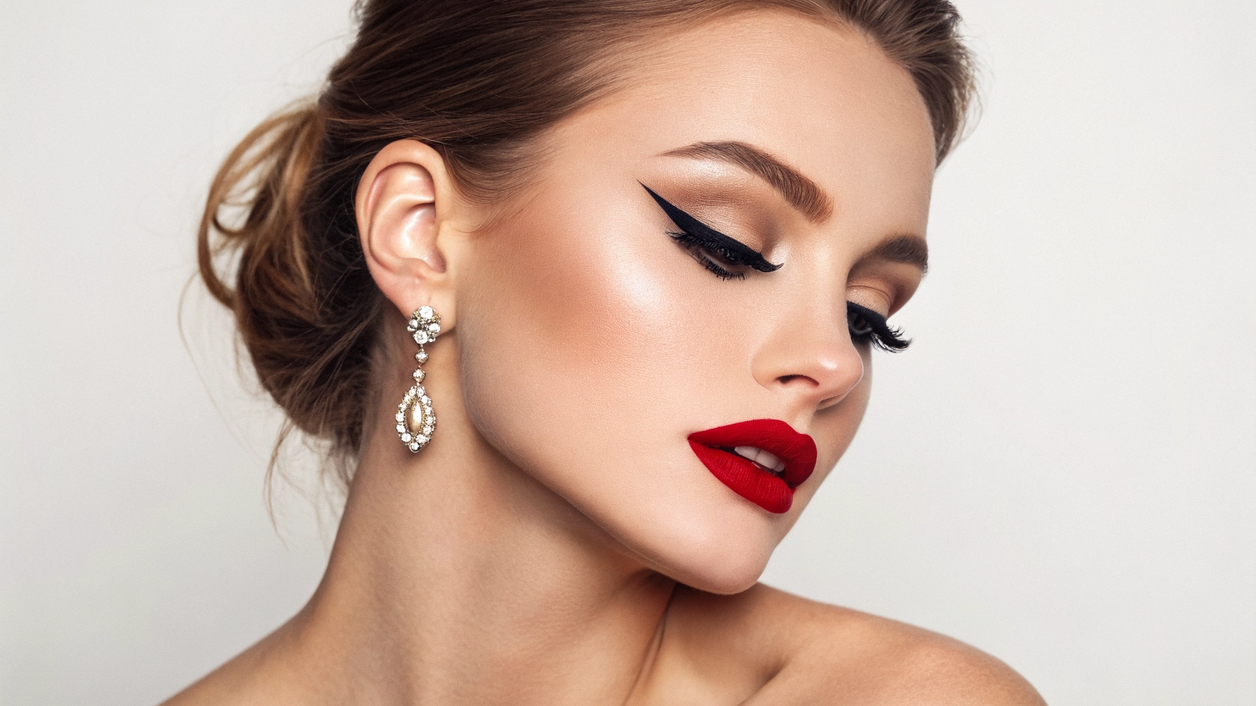 Evening makeup look with bold lips